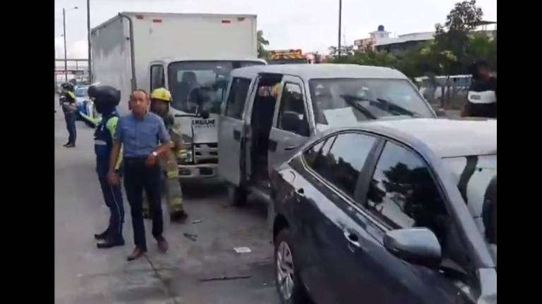 Accidente múltiple deja 8 heridos y otro ocasiona una muerte, en vías de Guayaquil
