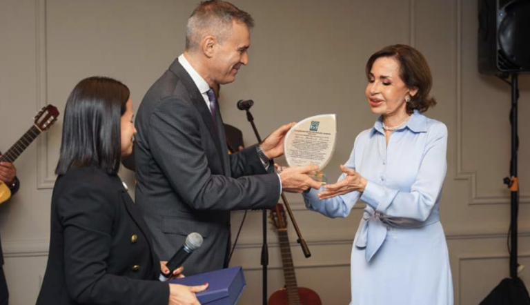$!Gloria recibe un homenaje de reconocimiento por su gestión en el Municipio de Guayaquil de parte de la Asociación de Hoteleros del Guayas, presidido por Fernando Arrigorriaga.