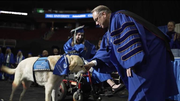 VÍDEO: Perro guía recibe diploma por asistir a todas las clases con su dueña en la universidad