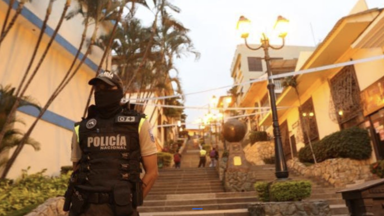 Lo que se sabe del turista quiteño asesinado frente a su familia tras asalto en el Cerro Santa Ana de Guayaquil