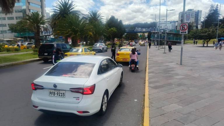 Caos y tráfico en Quito por corte de energía este 14 de mayo: Maquinaria de la Empresa Eléctrica ‘picó un cable’
