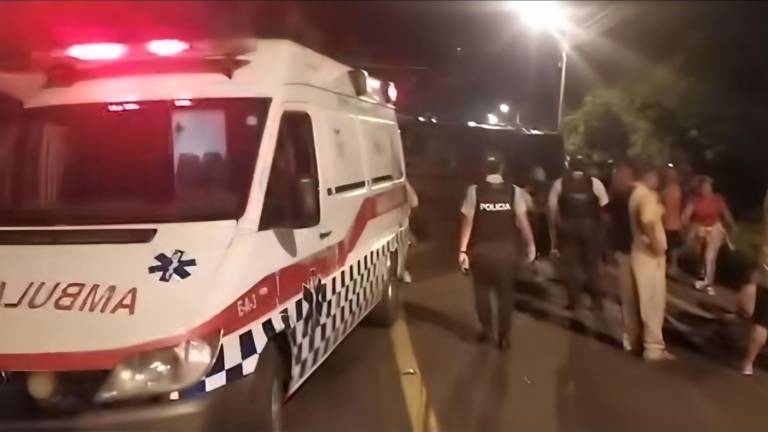 Tragedia en Esmeraldas: choque entre bus y camión deja cinco fallecidos y heridos
