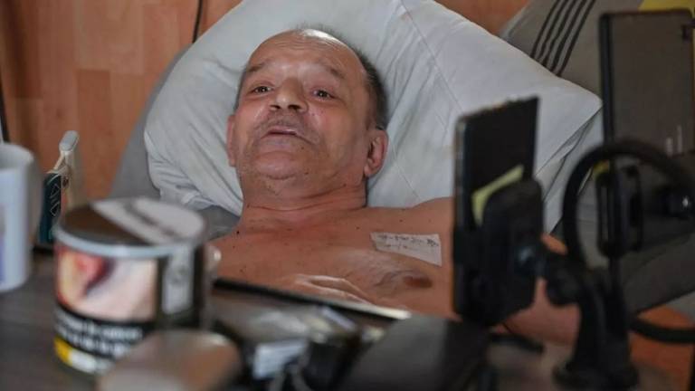 La agonía de un francés que se está dejando morir y lo retransmite en Facebook; la red social bloqueó el 'streaming'