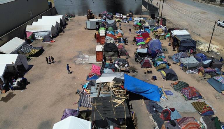 $!Fotografía aérea que muestra un campamento de migrantes el 13 de abril de 2024 en Chihuahua (México). Cerca de 2.500 migrantes armaron un campamento en Chihuahua, capital del estado del mismo nombre en la frontera de México con Estados Unidos.
