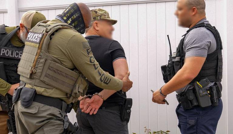 $!Agentes de ICE durante una detención migratoria. (Foto: ICE.)
