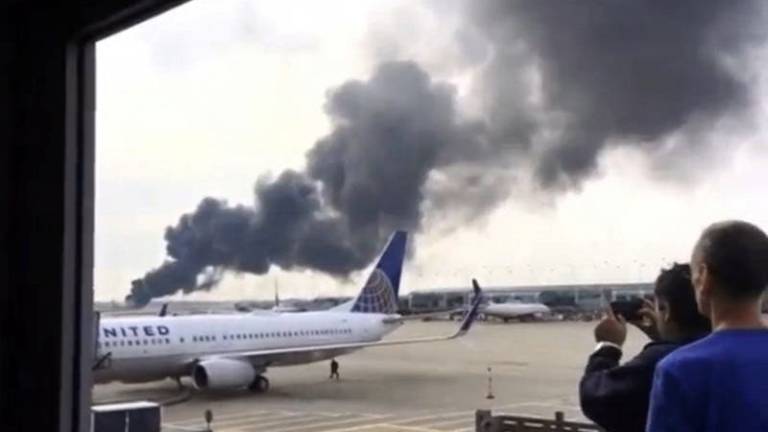 Un avión se incendia en el aeropuerto de Chicago