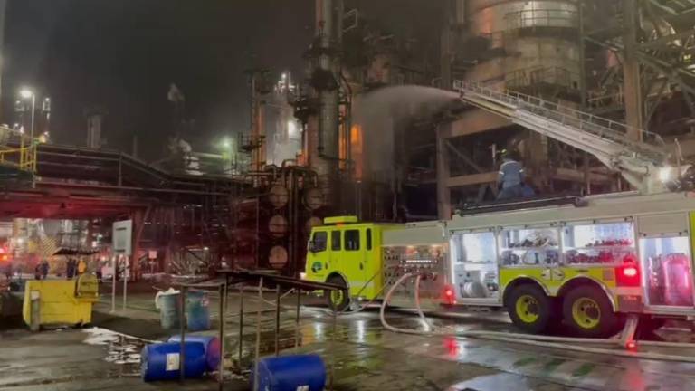Petroecuador declara emergencia en la Refinería de Esmeraldas tras incendio en bombas de carga