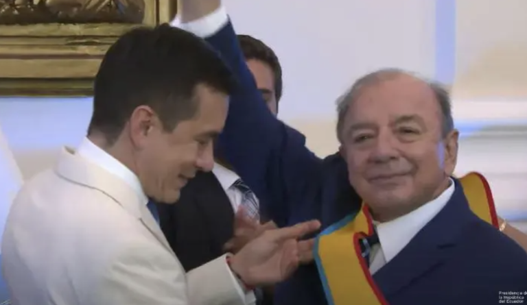 $!Noboa condecorando a su padre durante la sesión solemne por los 204 años de Independencia de Guayaquil. (Presidencia de la República)