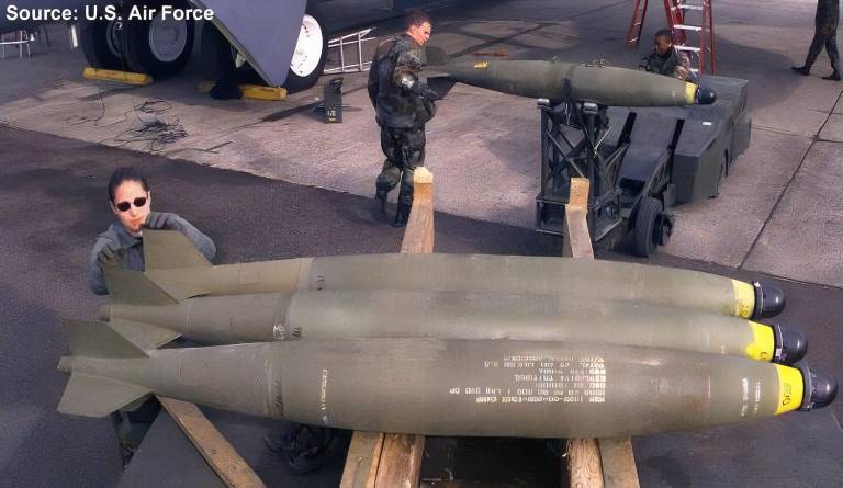 $!El poder destructivo al descubierto: Bombas de propósito general MK-82 de 500 libras (250 kg) listas para ser cargadas. Este modelo lleva 87 kilos de explosivos en su interior y es idéntico al hallado en la frontera colombo-ecuatoriana.