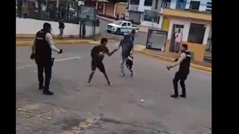 Ante el alto riesgo para las personas que se encontraban en el lugar, los agentes abatieron al agresor mediante el uso legítimo de la fuerza.