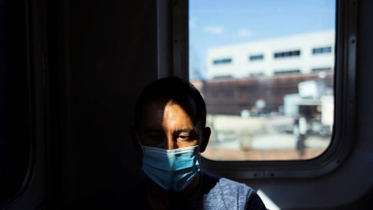 Los empleados públicos y privados de estados como Nueva York han sido los primeros en recibir requisitos de vacuna anticovid o pruebas semanales.
