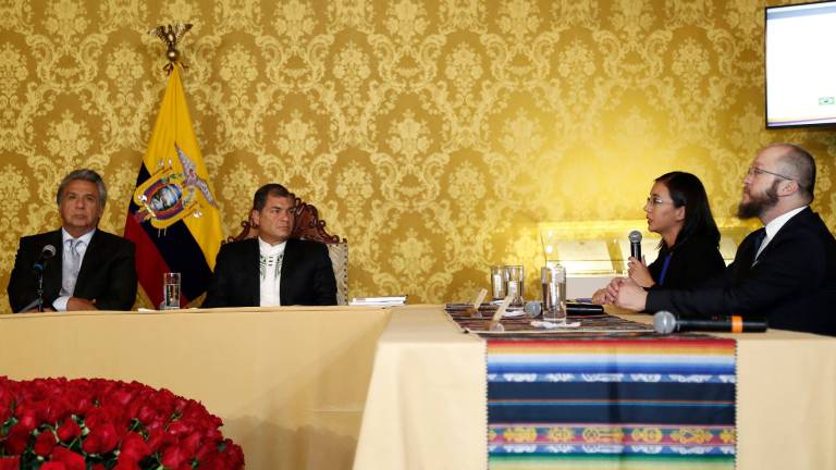 Correa entregó a Moreno libros de transición presidencial