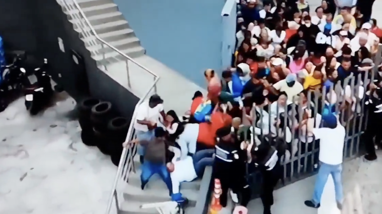 Descontrol por el Black Friday en Guayaquil: multitud tiró una reja para entrar a un supermercado