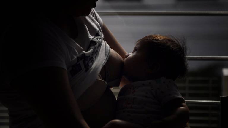 Lactancia materna juega papel crucial como defensa ante patógenos como covid