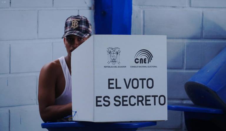 $!Fotografía que muestra a un votante tras el biombo, en las instalaciones de un colegio del cantón Durán.