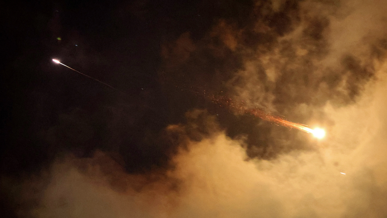 Irán bombardea la mayor base militar de EE.UU. en Catar y advierte que 'no dejará ningún ataque sin respuesta'