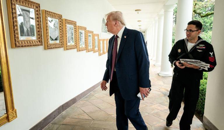 $!Trump observando la nueva galería.
