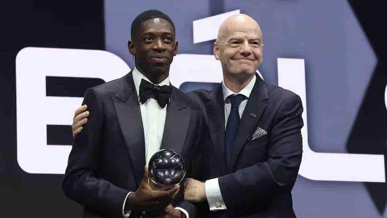 El futbolista francés Ousmane Dembelé junto al presidente de la Fédération Internationale de Football Association (FIFA), Gianni Infantino.