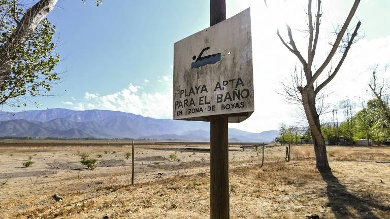 La laguna Aculeo, atractivo turístico de Chile, se seca por completo