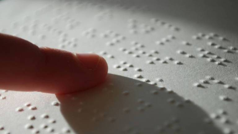 Dispositivo de lectura para ciegos reta la supremacía del braille