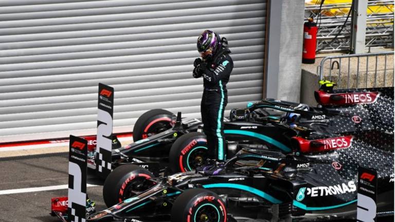 Lewis Hamilton, líder mundial de la Fórmula Uno, dedicó la pole al actor Chadwick Boseman