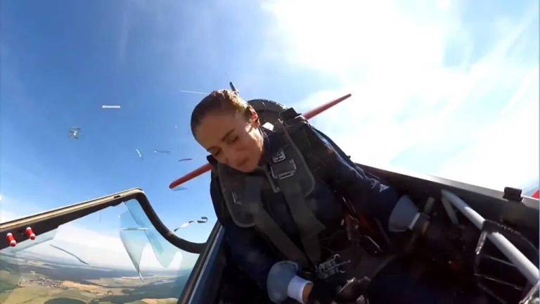 VIDEO | El momento en el que la cabina de una piloto estalla a la mitad de un vuelo de acrobacias