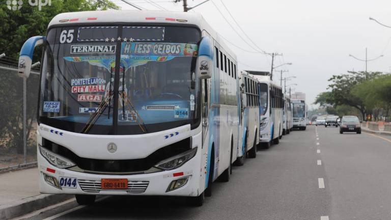 Con medida de protesta indefinida en Guayaquil, transportistas piden revisión de tarifa del pasaje