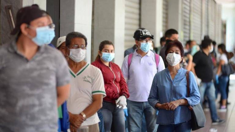 Guayaquil mantendrá mascarillas en zonas públicas cerradas por alza de COVID