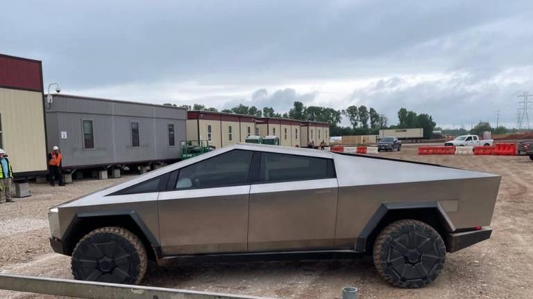 Elon Musk conduce el Tesla Cybertruck a la fábrica