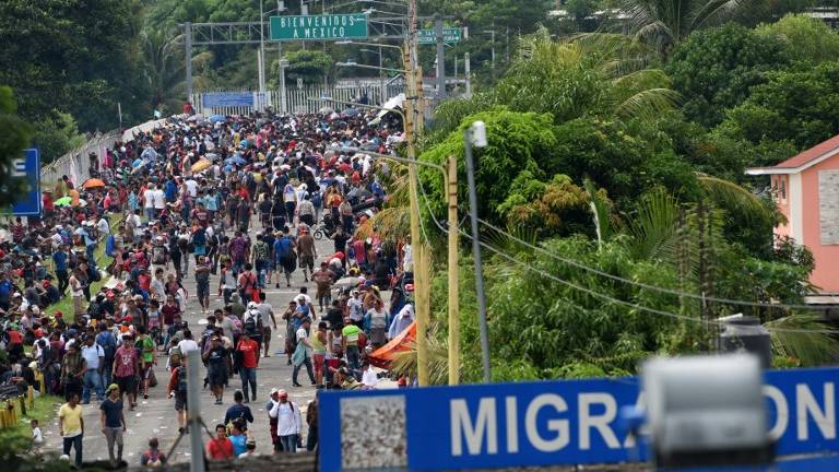 Miles de hondureños superan bloqueo y entran a México