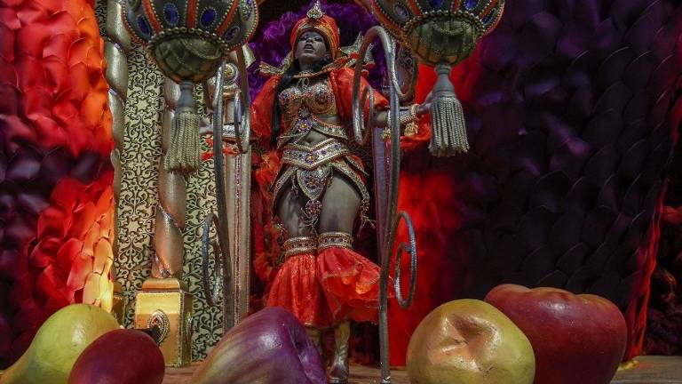 Brasileños bailan tras las comparsas en el primer día de carnaval