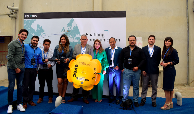 $!Invitados junto a una boya de flotación que ayuda en la instalación del cable en el lecho marino.