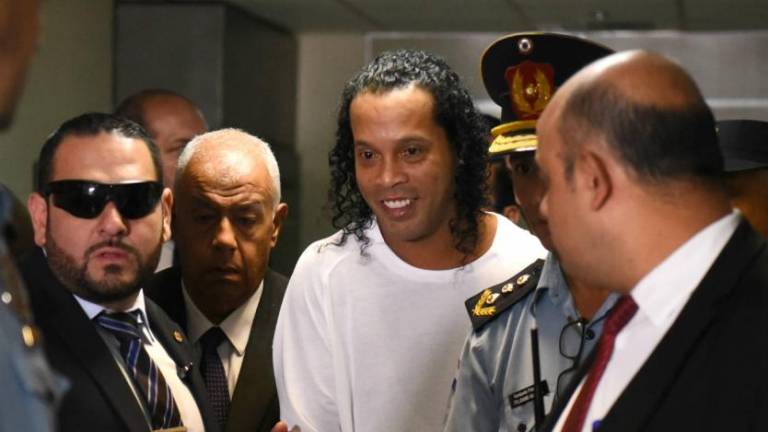 Coronavirus complica la situación de Ronaldinho en la cárcel