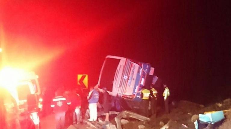 Accidente de bus interprovincial deja varios heridos en vía a Ambato