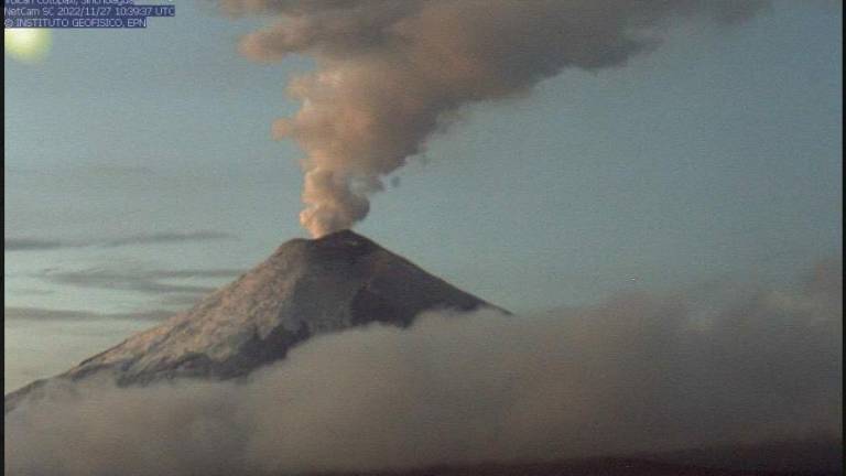 Imagen del volcan Cotopaxi y las emisiones que provienen de él.