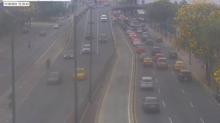 Intenso tráfico en el norte de Guayaquil por la afluencia a los recintos electorales este domingo