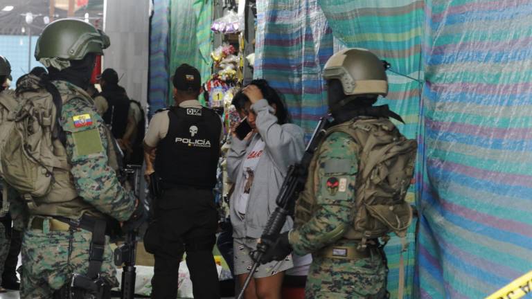 Elementos de la Policía Nacional y las Fuerzas Armadas en el pasillo en el que se produjo el ataque armado.
