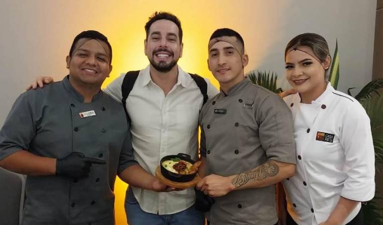 $!El actor e influencer José Andrés Caballero junto a uno de los equipos de un restaurante de Guayaquil, el ex participante de Masterchef fue uno de los participantes del Show Cooking realizado durante el Festival de la Fanesca.