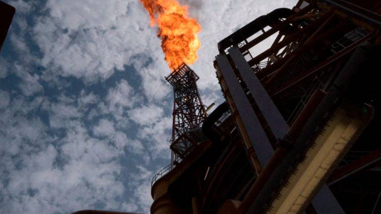 Precio del petróleo se dispara por encima de los 100 dólares tras ataque ruso en Ucrania
