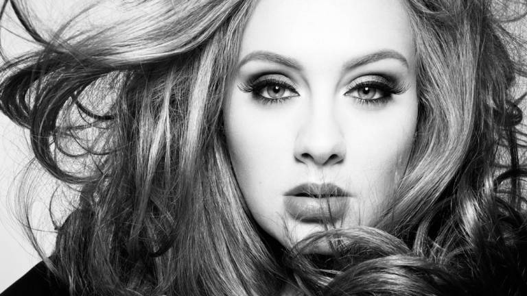 De esta forma luce Adele sin maquillaje y con resfriado