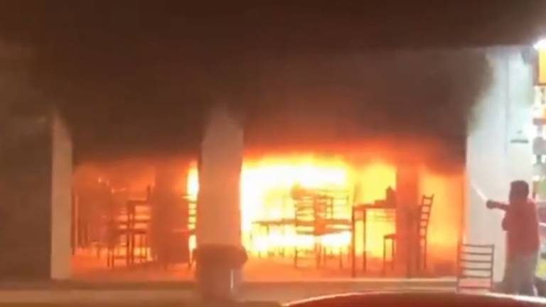 Fuerte explosión provoca incendio en local de comidas rápidas en cooperativa Juan Montalvo, en Guayaquil