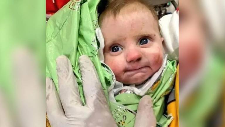 Encuentran viva a la madre de la bebé que sobrevivió 128 horas bajo los escombros del terremoto en Turquía