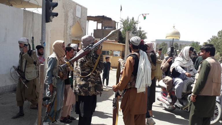 Afganistán ofrece compartir el poder con los talibanes ante su rápido avance