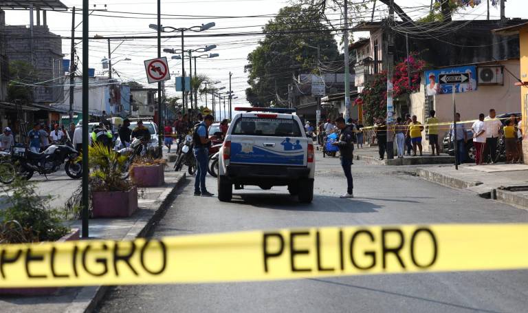$!Guayaquil, martes 01 de noviembre del 2022. En el sector de la Maria Piedad en el Centro del cantón Durán, dos miembros de la Policia Nacional fueron asesinados mediante disparos con un arma que posiblemente sea fusil. Los policías se encontraban abordo de una camioneta de la institución cuando fueron sorprendidos.