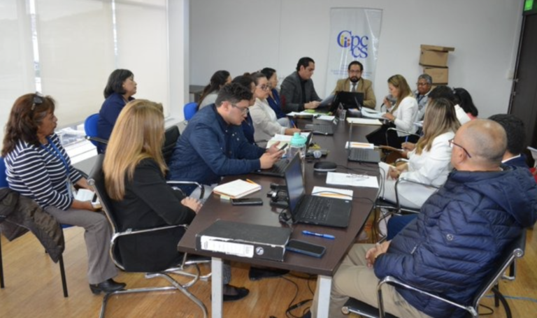 $!Un equipo técnico del Consejo de Participación revisa las carpetas de los postulantes que buscan ser parte de la Comisión Ciudadana en el concurso del Fiscal General.