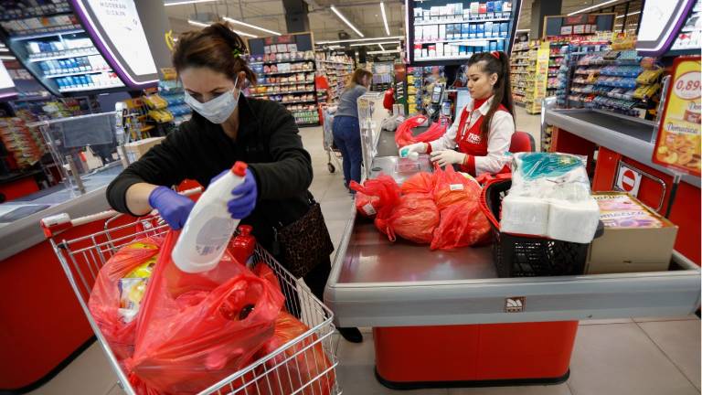 Cajeros de supermercados, entre los más expuestos al coronavirus