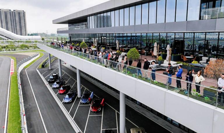 $!Un edificio con vehículos estacionados en la parte de abajo.