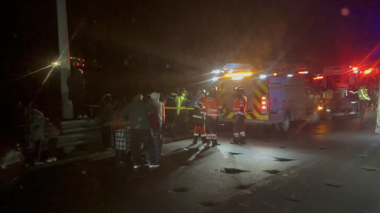 Tragedia en Colta: bus que regresaba de ceremonia religiosa cayó a un abismo y dejó dos muertos y 18 heridos