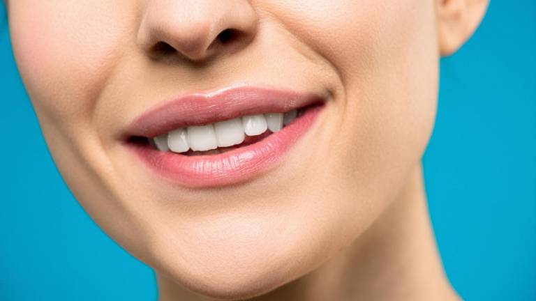 5 acciones que podrían estar deteriorando tus dientes