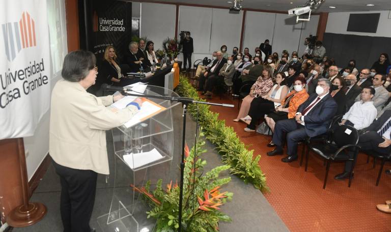 $!La presidenta del Consejo de Regentes del centro educativo, Marcia Gilbert de Barba, en la sesión solemne durante su discurso de inauguración.